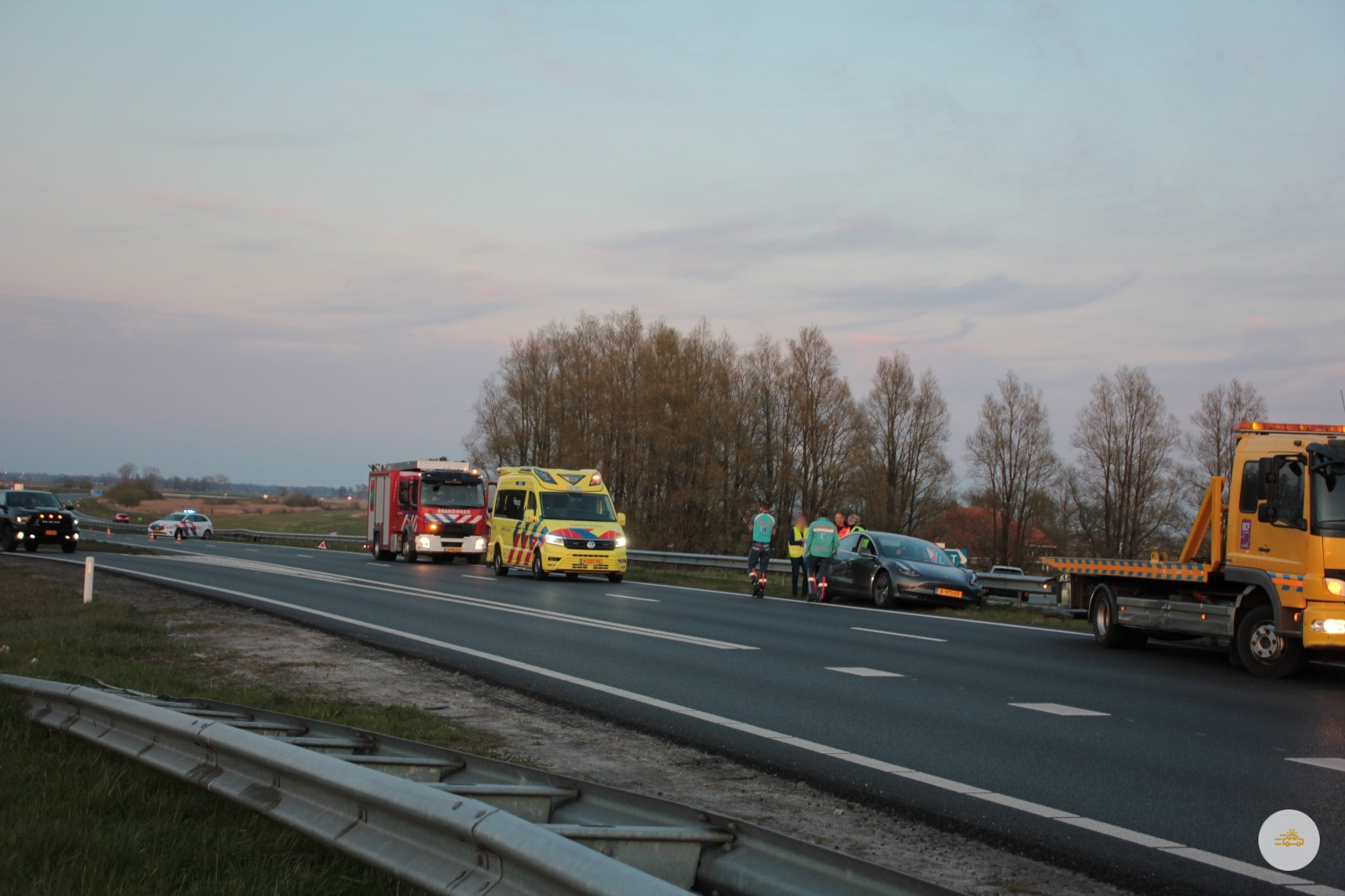 Tesla botst tegen vangrail op de Waldwei N31 bij Leeuwarden