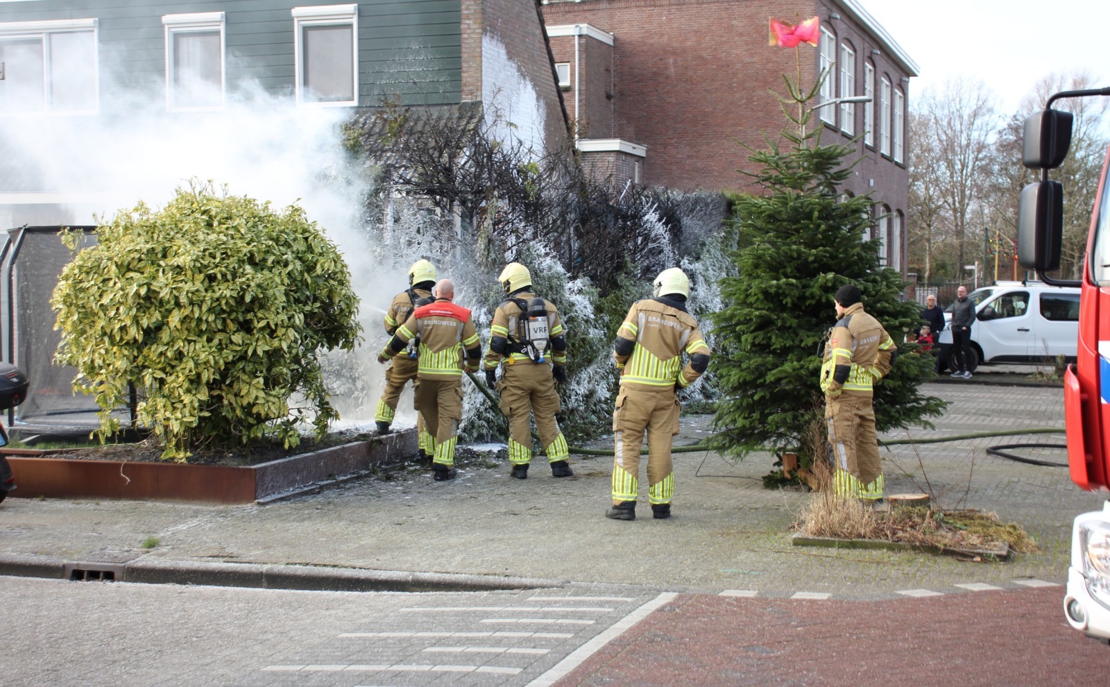 Coniferenhaag in brand door vuurwerk