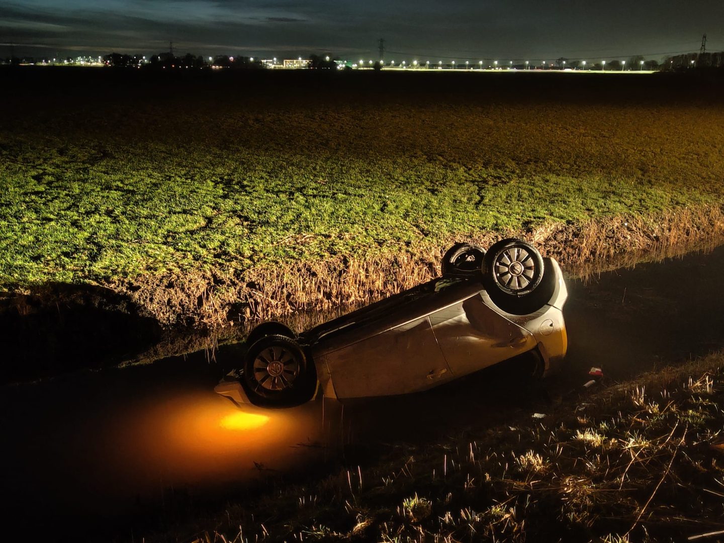 Auto op de kop in sloot