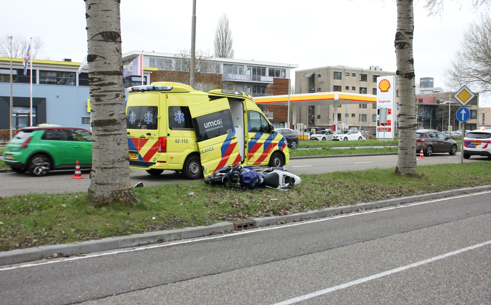 Motorrijder gewond na botsing met ambulance