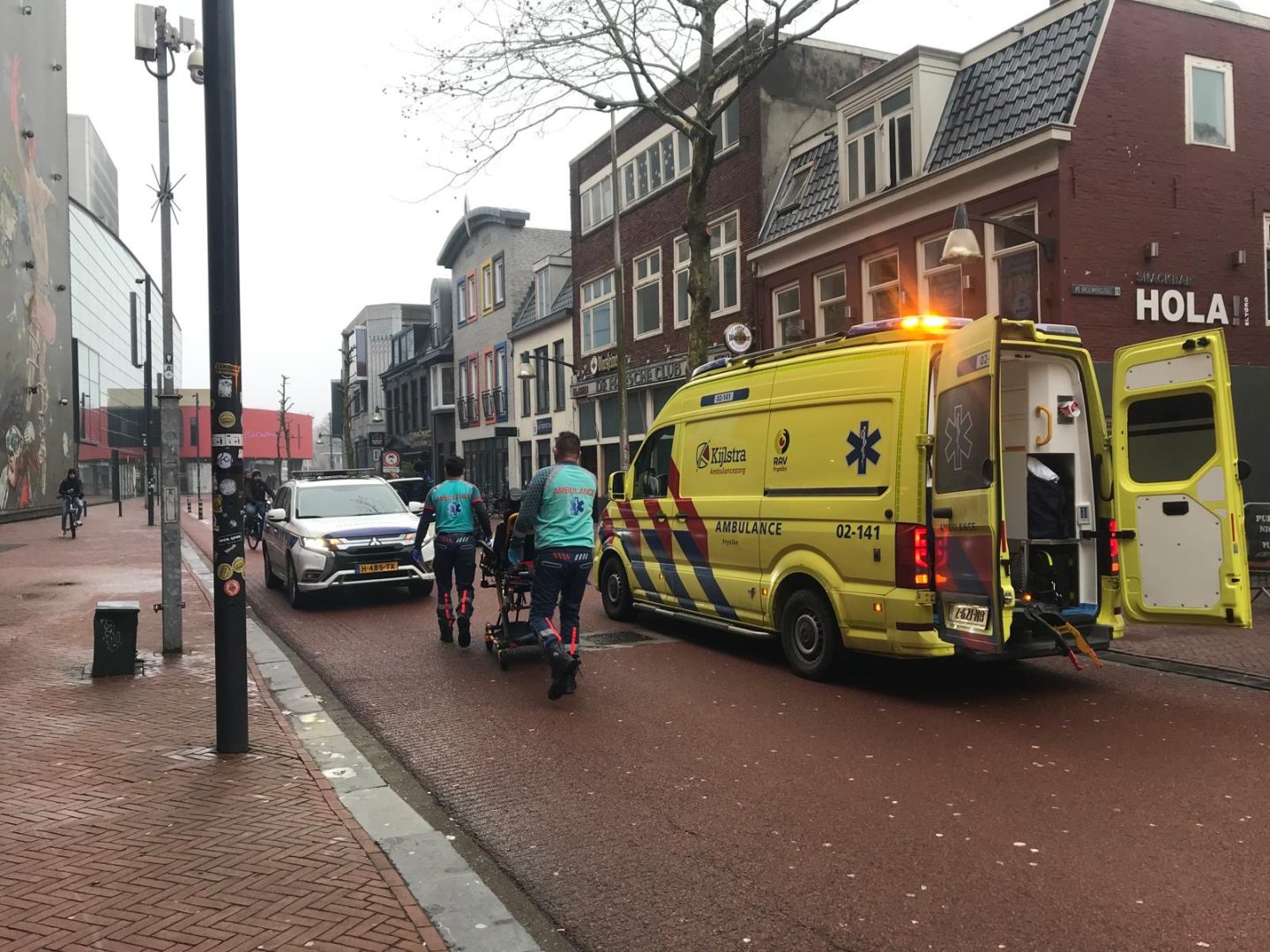 Scooterrijder ten val op mogelijk glad wegdek