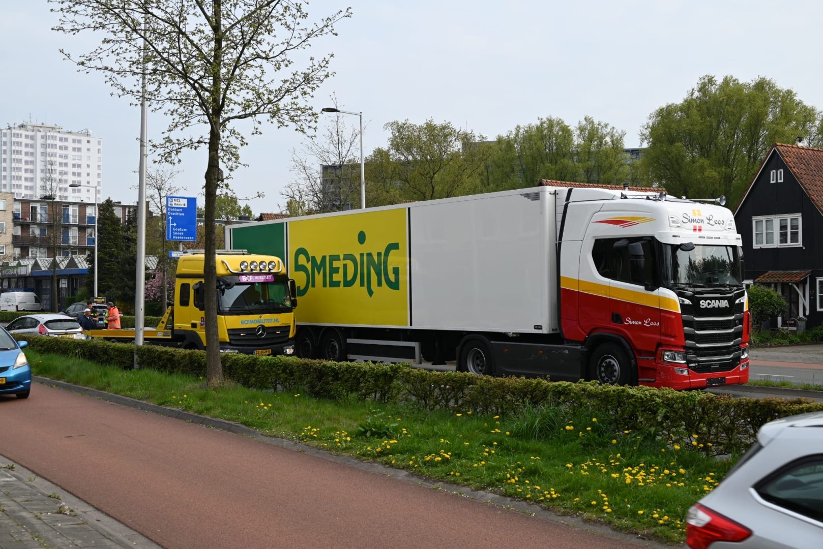 Vrachtwagen en automobilist komen in botsing