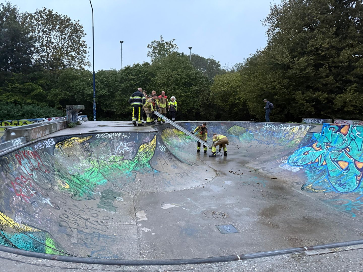 Hond en baasje bevrijd uit bowl skatepark