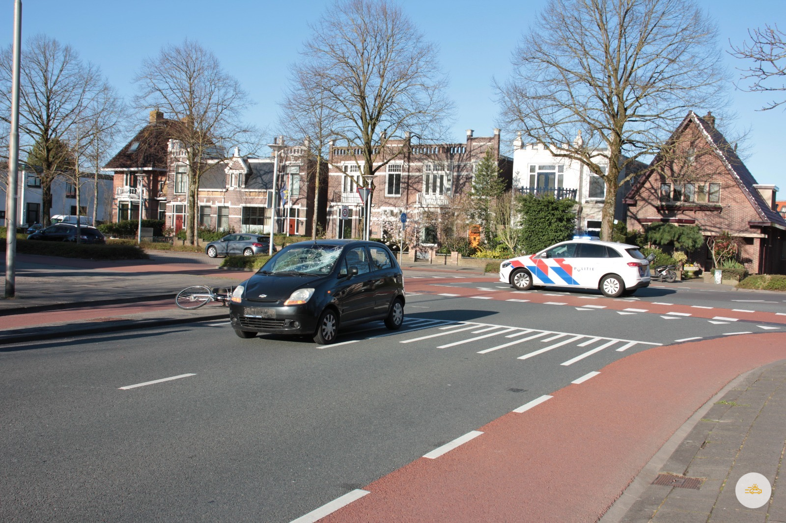 Fietsster geschept op oversteek