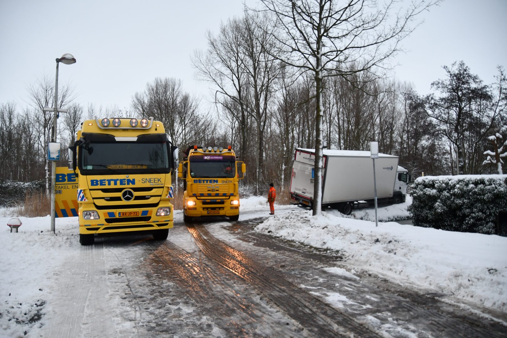 Vrachtwagen glijdt bijna sloot in, Berger komt vast te zitten onderweg