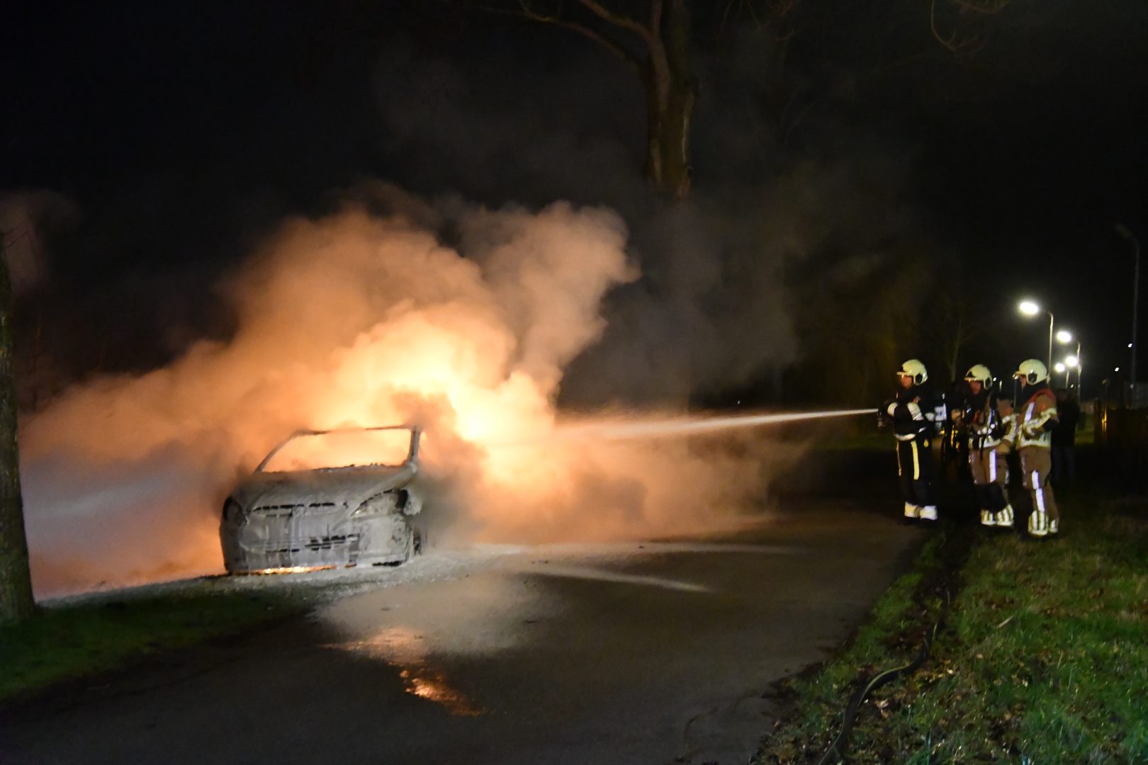 Auto in lichterlaaie op Bisschopsrak