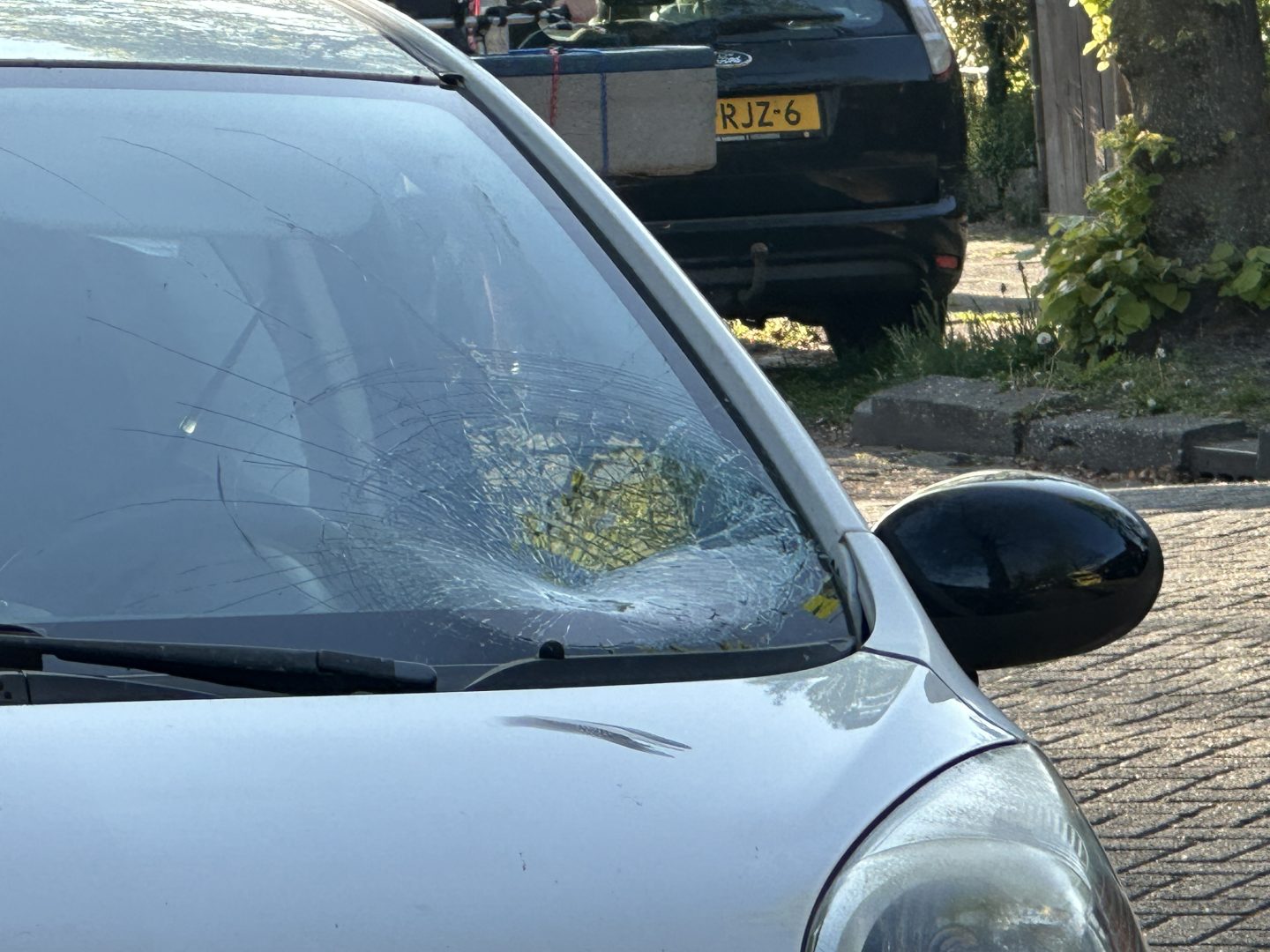 Ster in voorraam na aanrijding met fietser