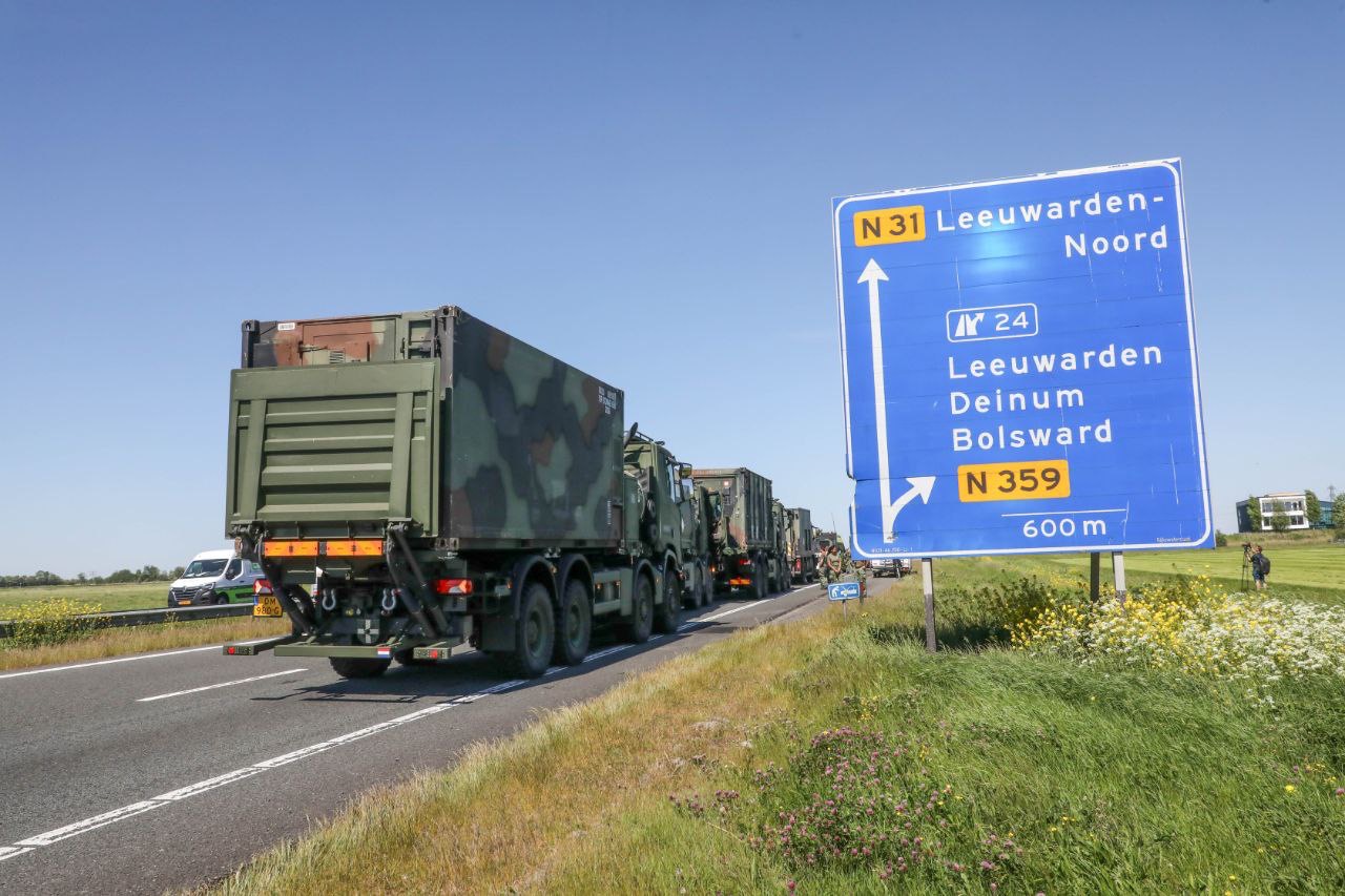 Militaire voertuigen met elkaar in botsing op N31 bij Leeuwarden