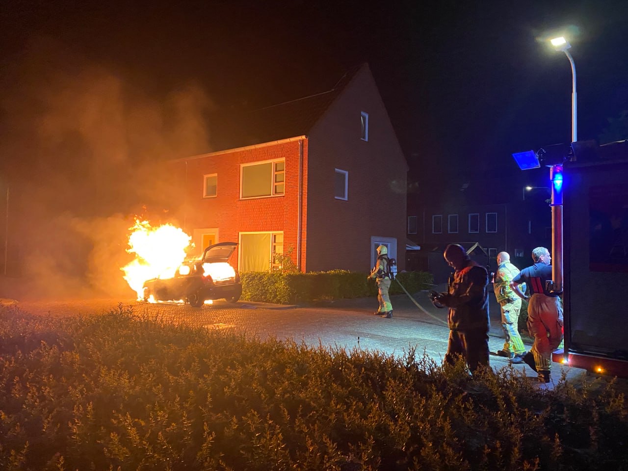 Autobrand bedreigt woning