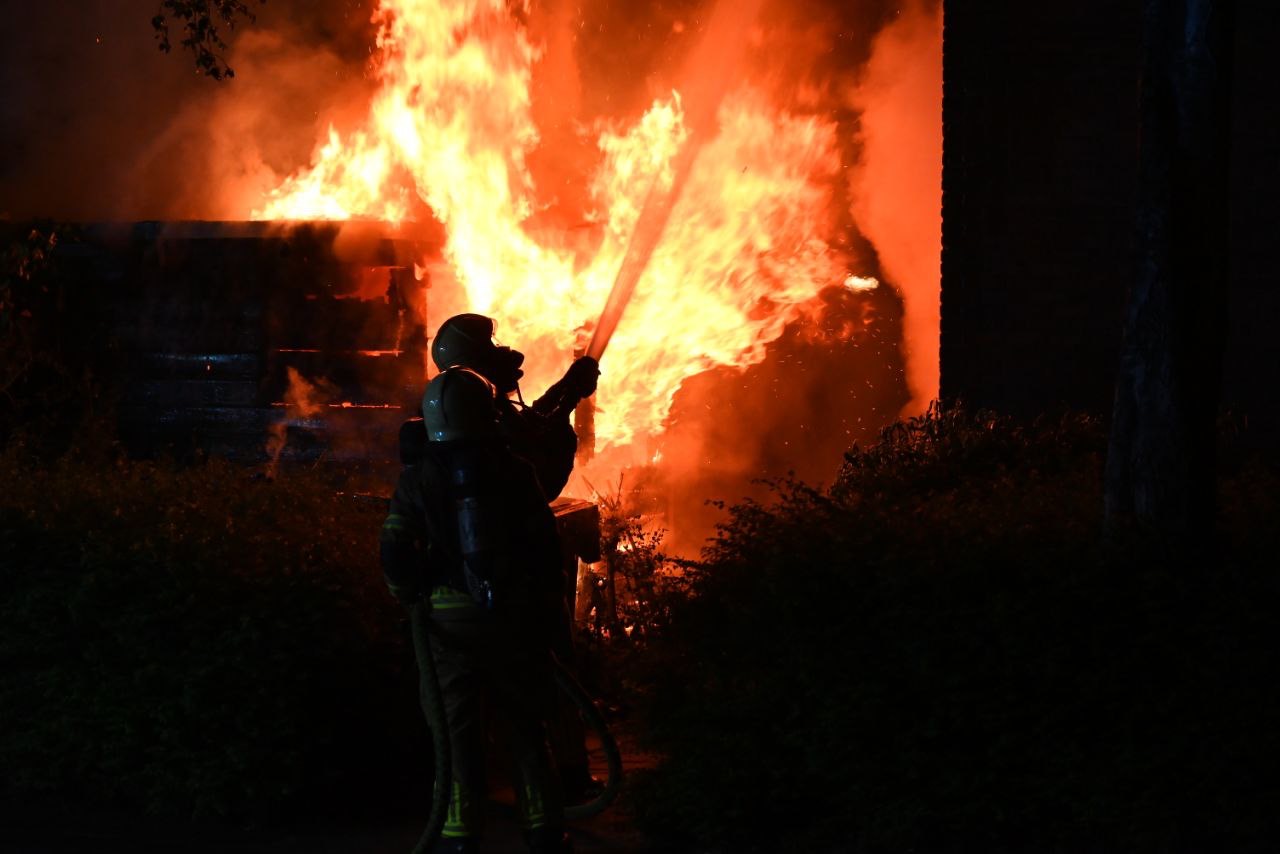 Hokje achter woning verwoest door felle brand