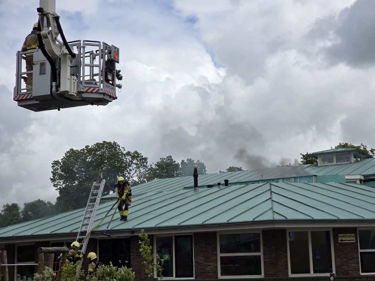 Airco unit vat vlam op dak van basisschool Sint Paulus