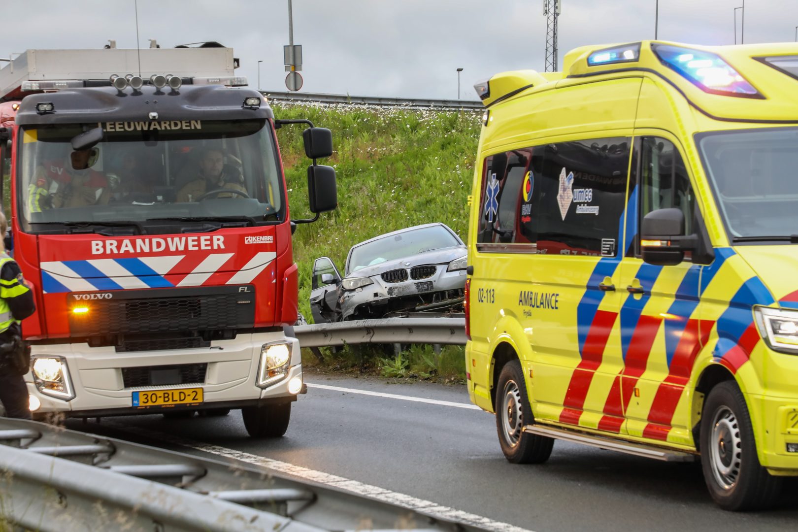 Auto vliegt van de N31 bij Wirdum