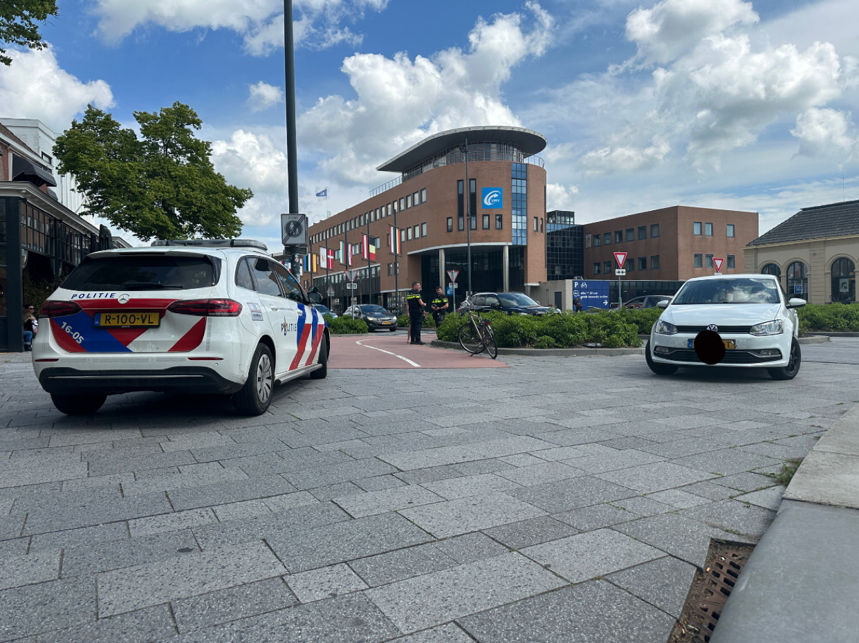 Persoon op fiets aangereden bij beruchte oversteek station