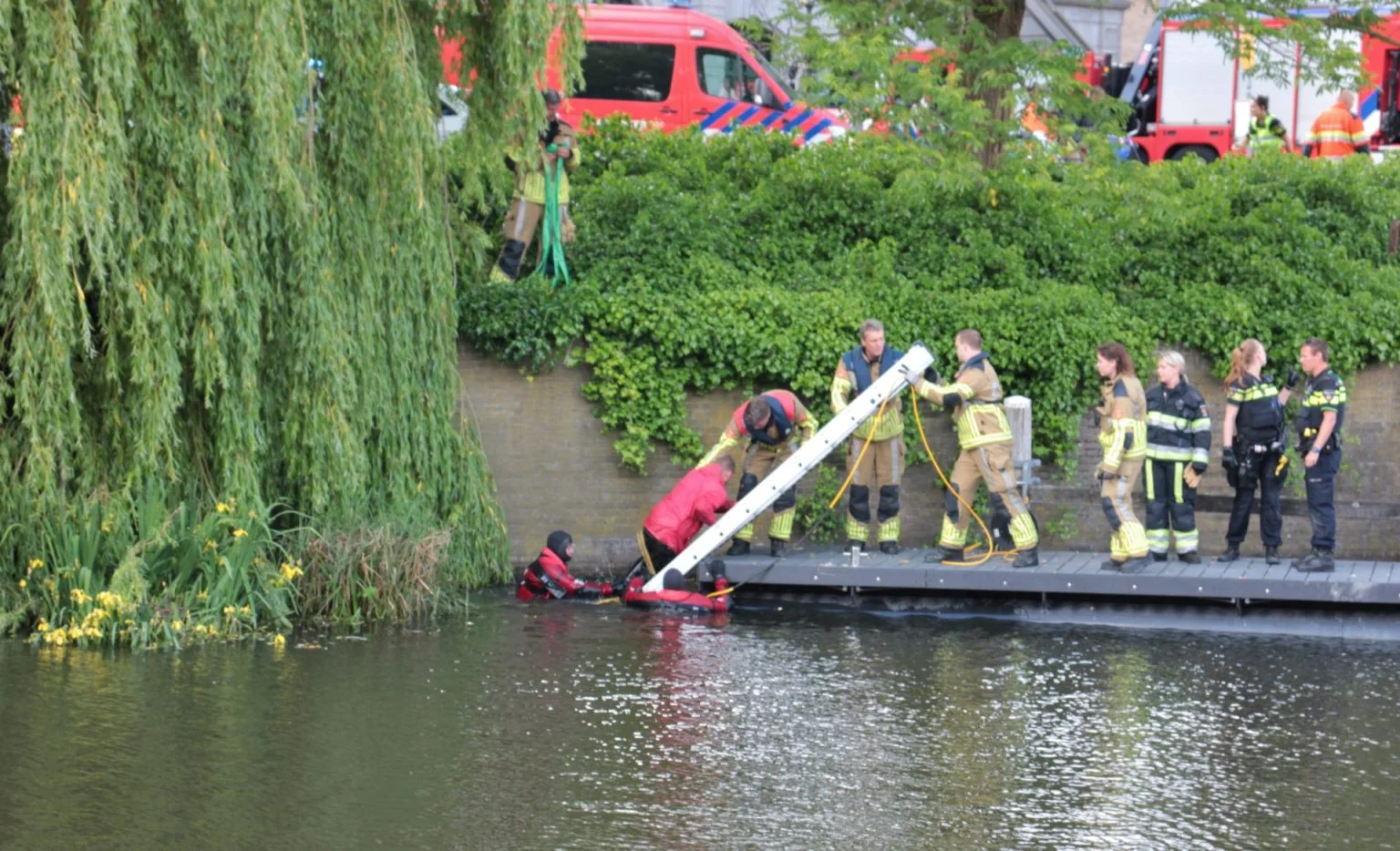Brandweer haalt man uit stadsgracht