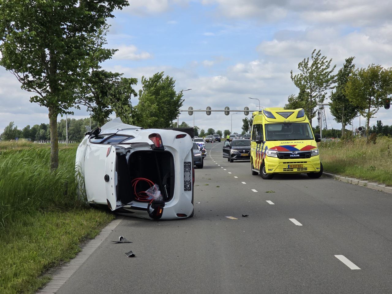 Auto komt op zijkant terecht na botsing met boom