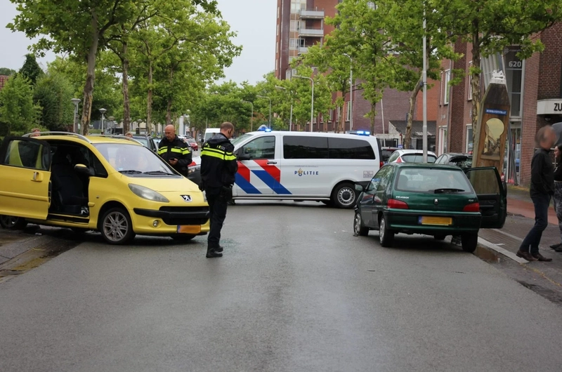 Flinke schade na botsing tussen twee auto’s