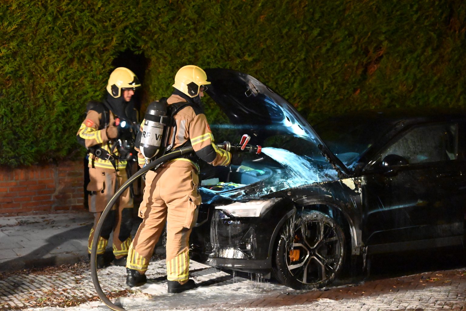 Autobrand geblust door bewoner