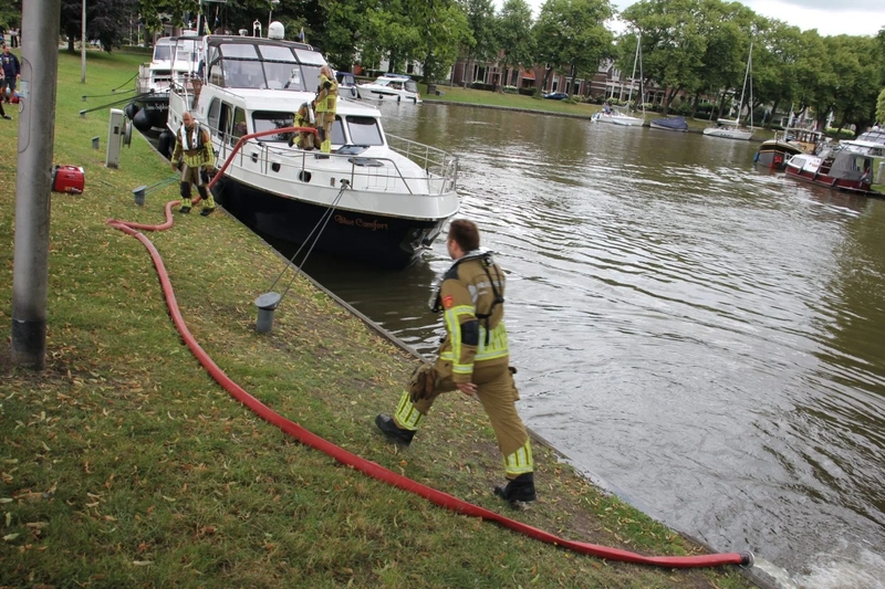Bootje dreigt te zinken in Prinsentuin