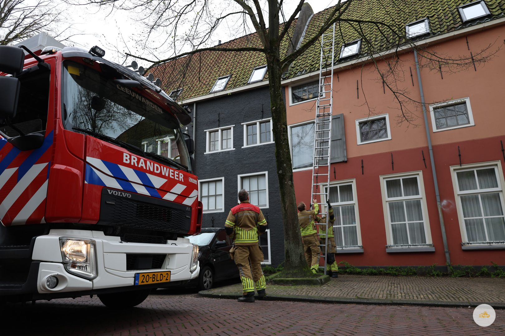 Brandweer redt kat onder dakpan