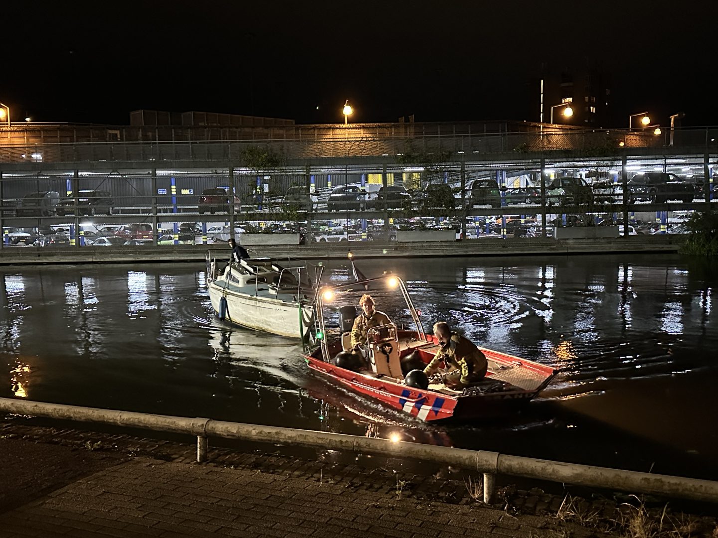 Brandweer ingezet voor vastgelopen boot in stadsgracht