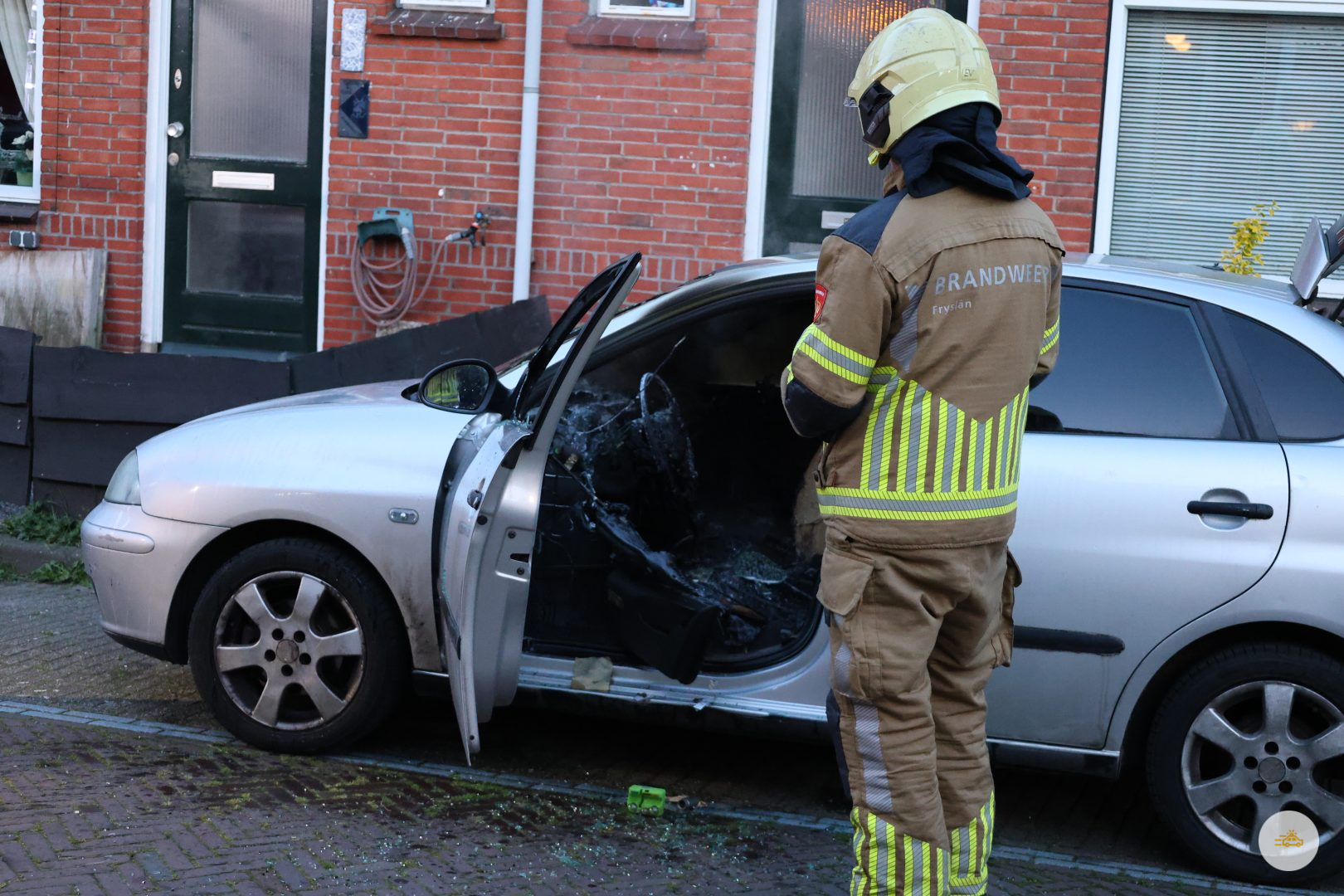 Auto aan binnenkant zwaar beschadigd door brand