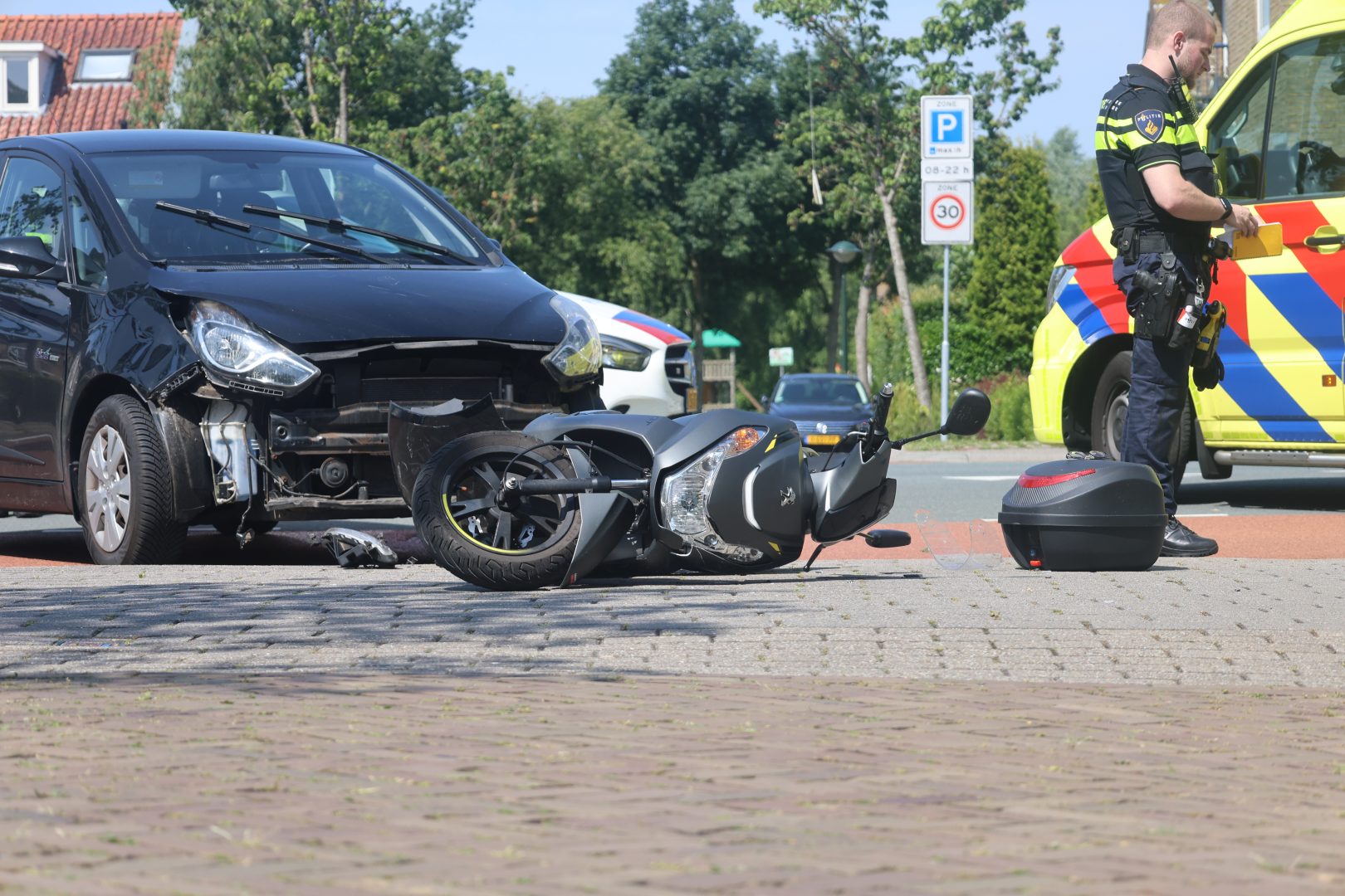 Scooterrijder lichtgewond bij aanrijding met automobilist