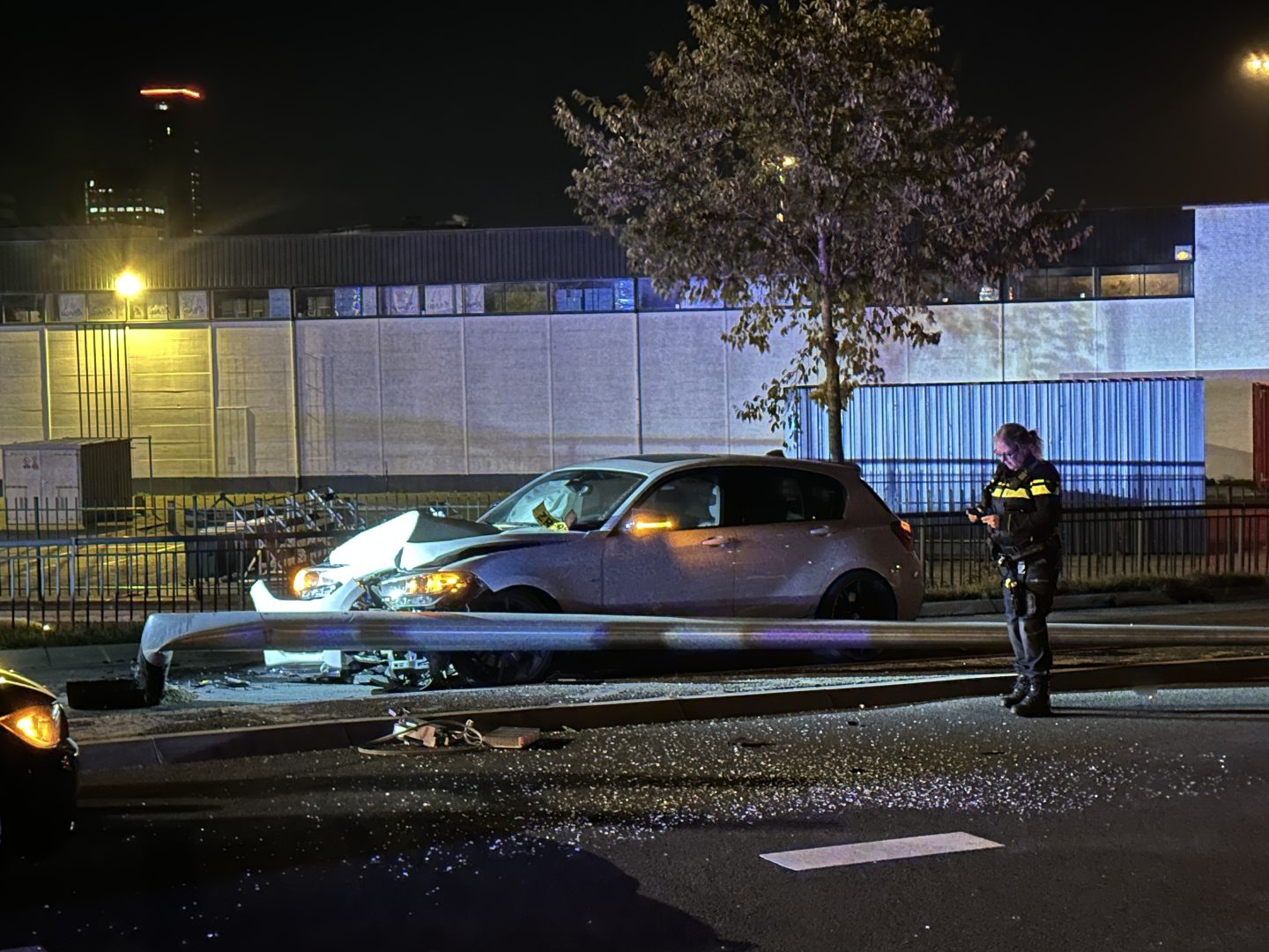 Auto zwaar beschadigd na botsing met lantaarnpaal