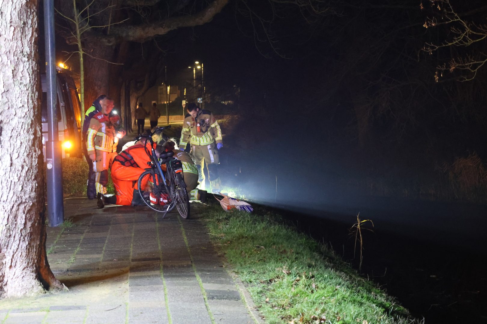 Man op fiets belandt in sloot van Rengerspark