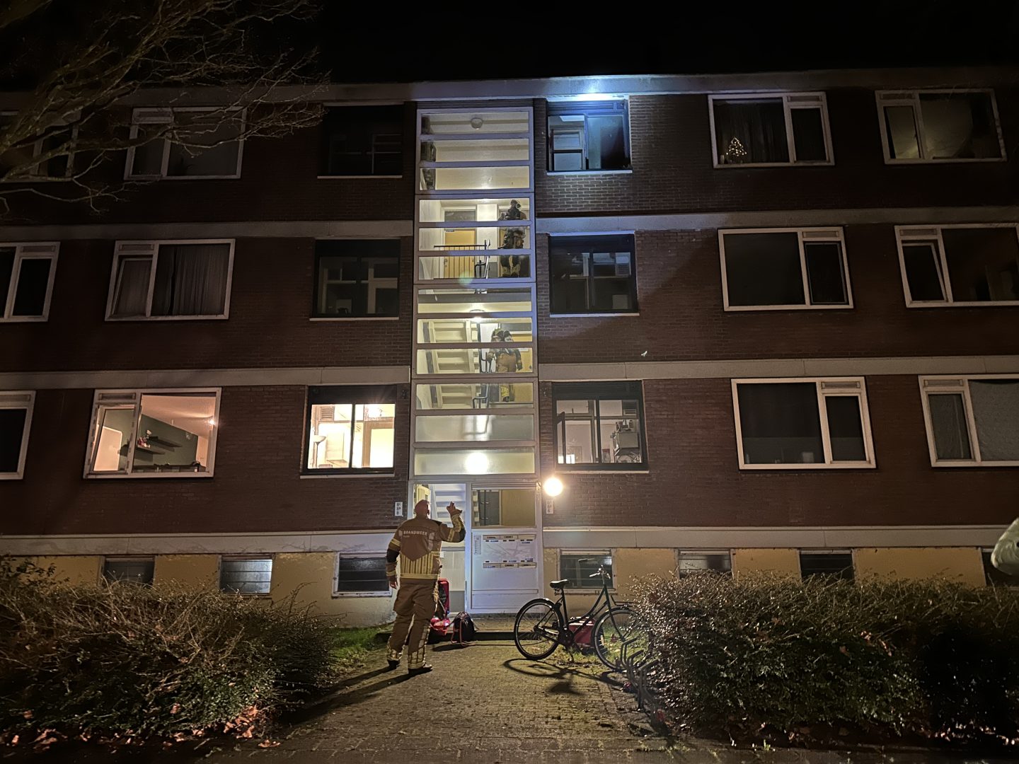Vrouw en kind uit woning gehaald door de brandweer