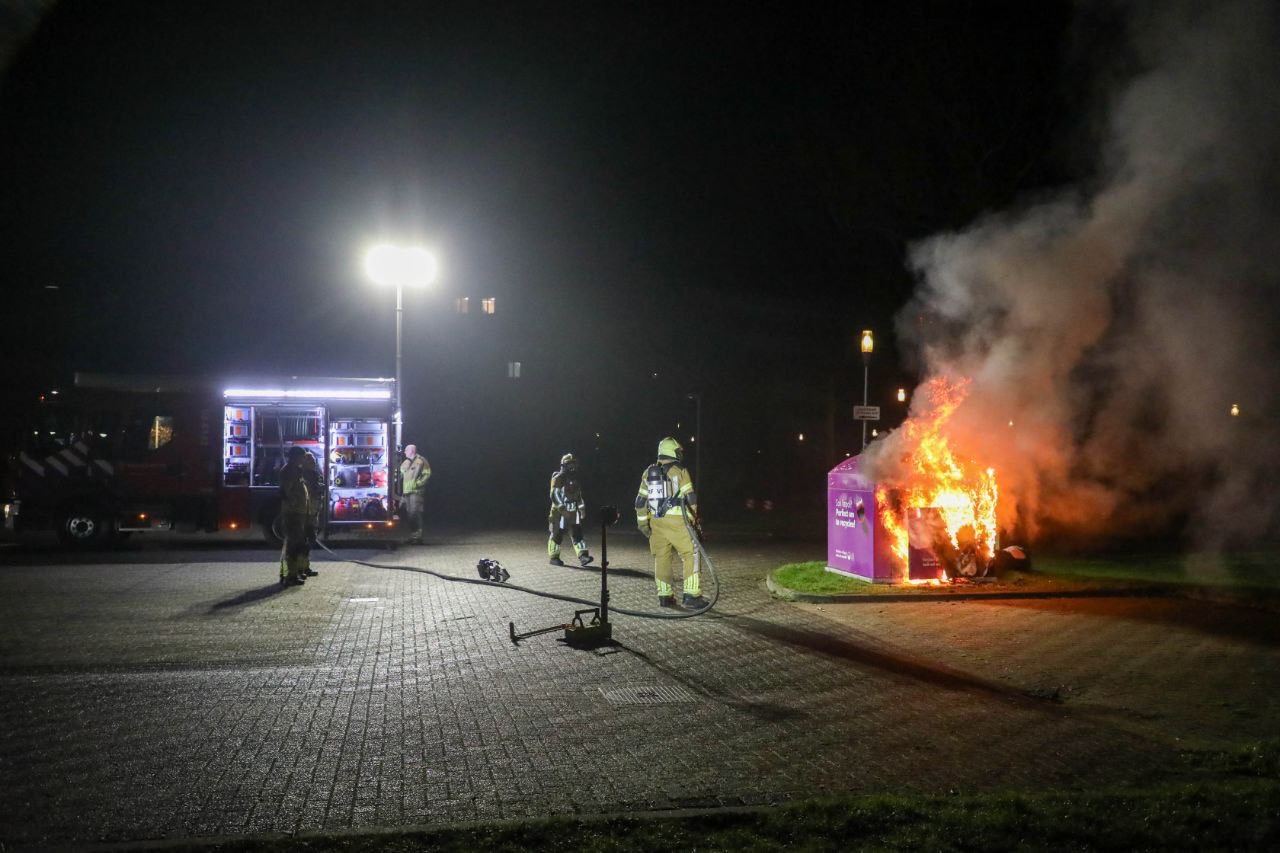 Melding brand in elektriciteitskast blijkt brandende kledingcontainer