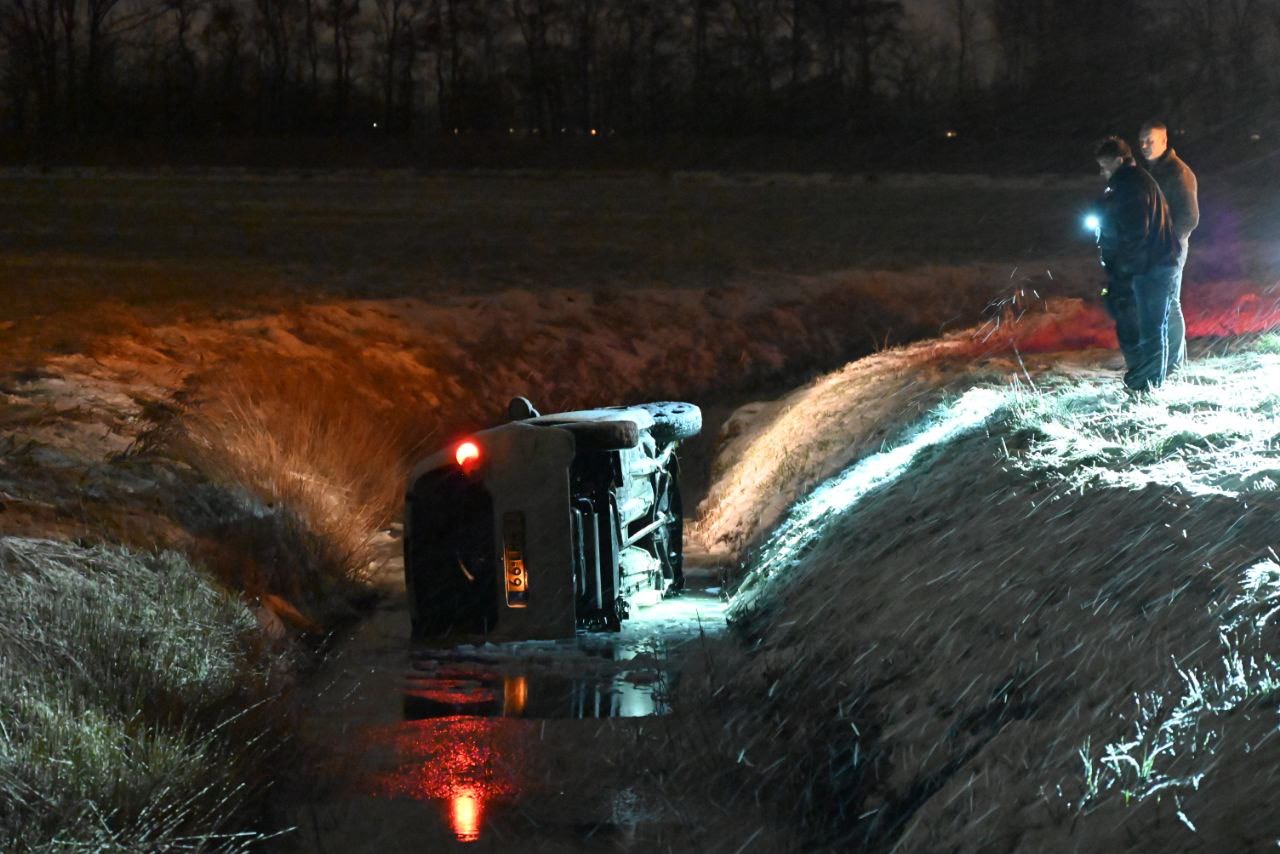 Auto belandt te water in Marsum