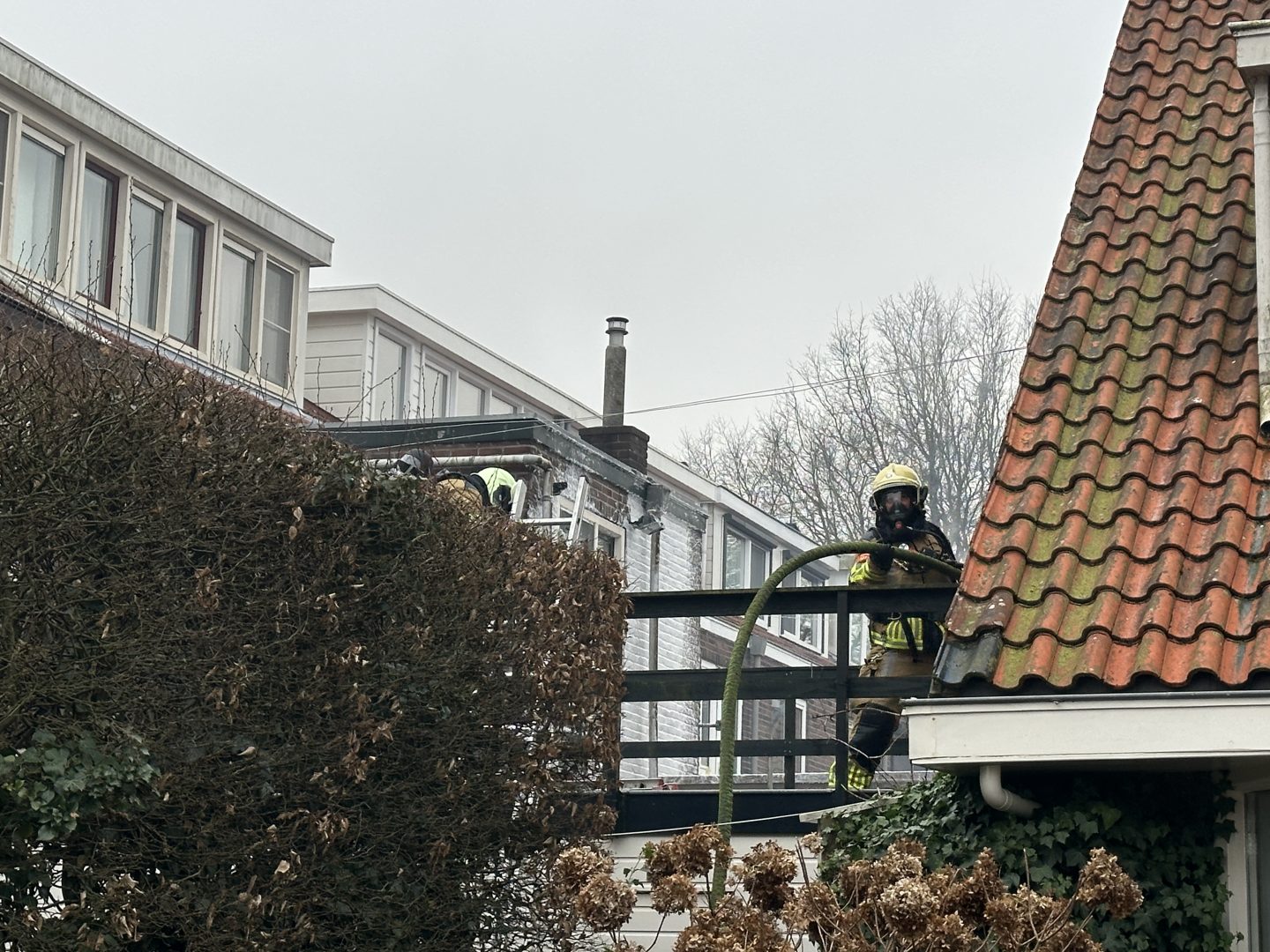 Felle brand verwoest schuurtje achter woning
