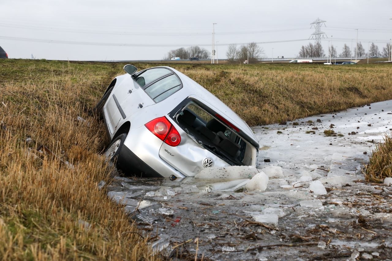 Auto belandt in sloot langs Wergeasterdyk bij Wergea