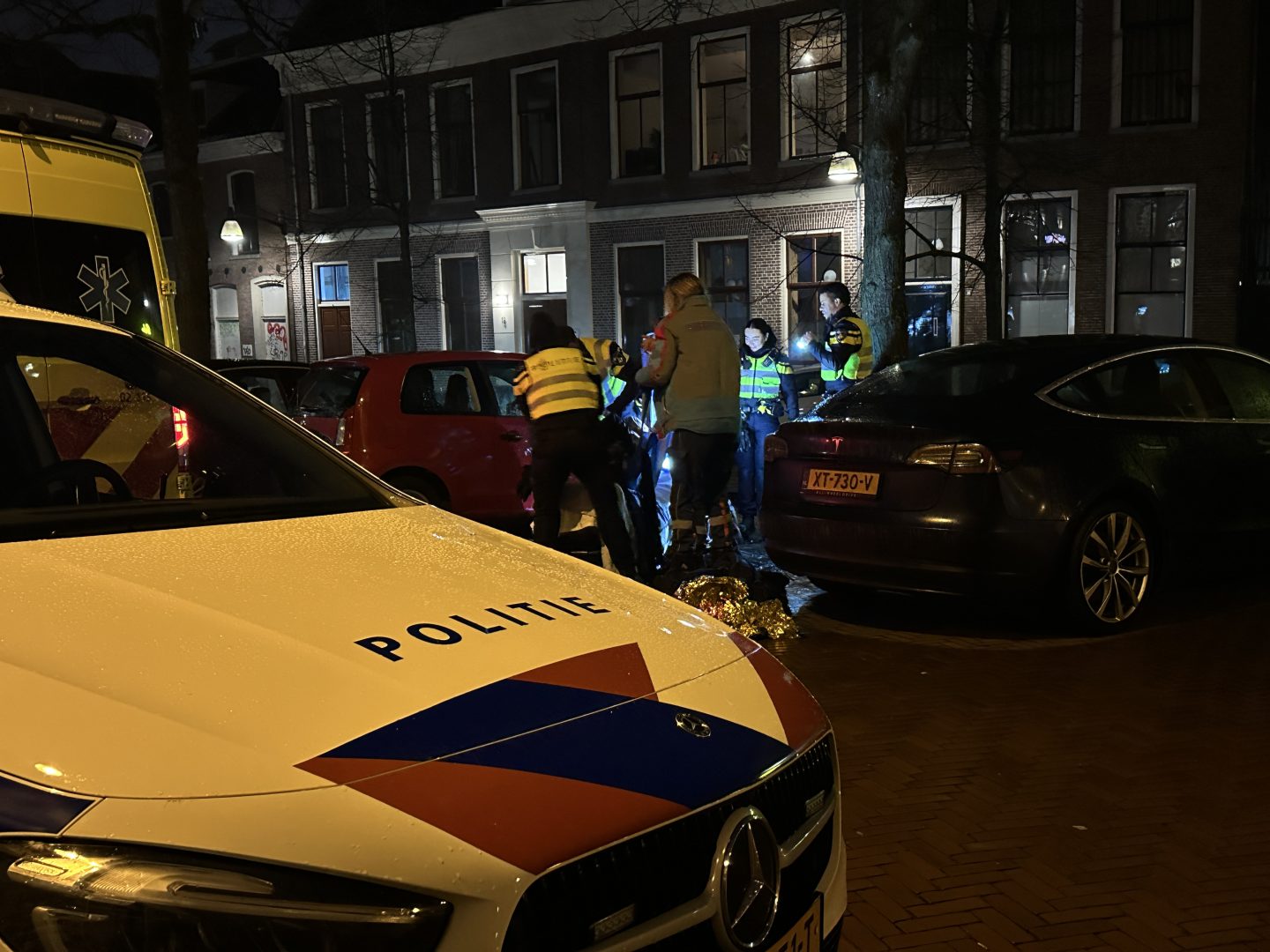 Persoon uit stadsgracht bij de Weaze gered door omstanders