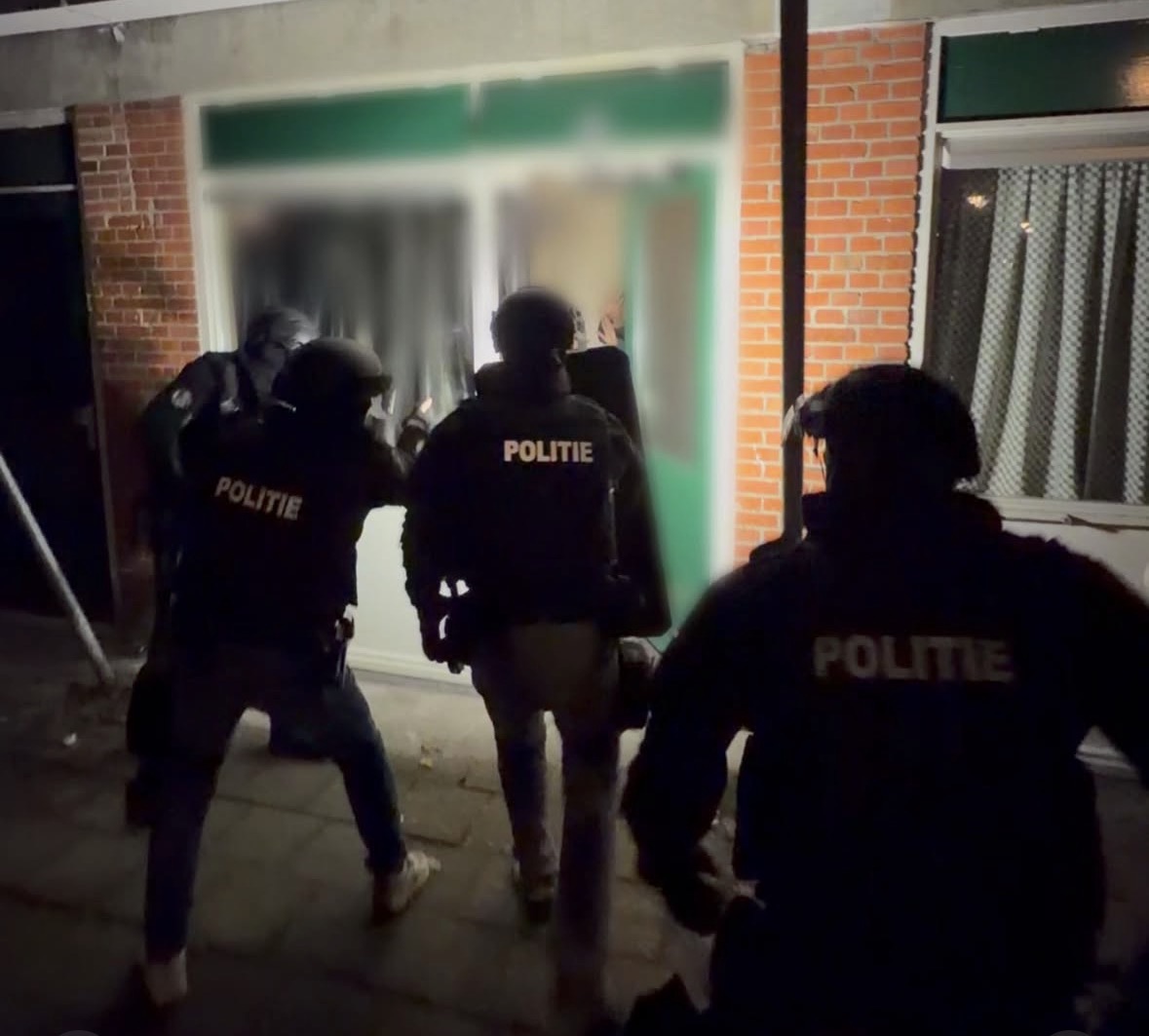 Politie valt woning in Leeuwarden binnen na onderzoek naar gewapende overval