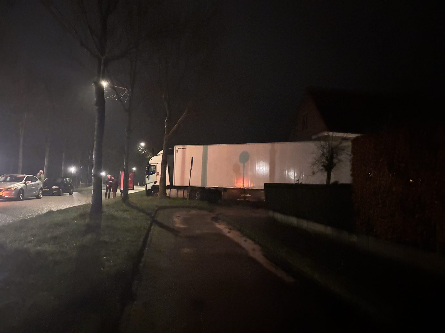 Vrachtwagen rijdt zich vast in drassige berm in woonwijk Stiens