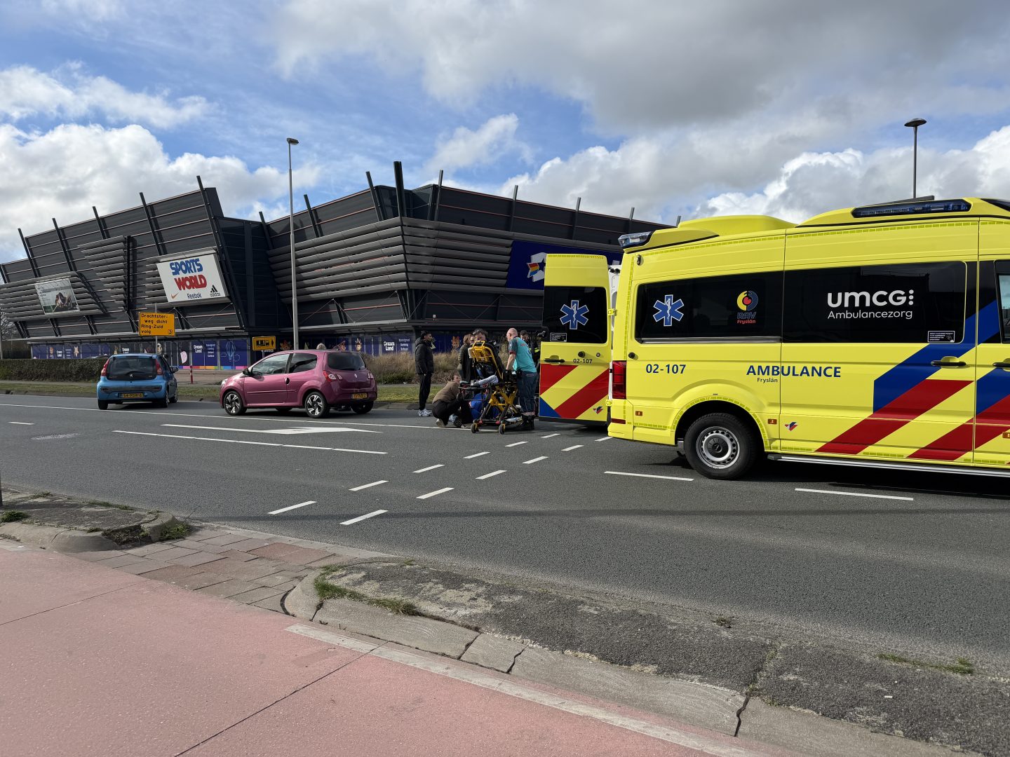 Scootmobieler gewond na botsing met auto bij winkelpark