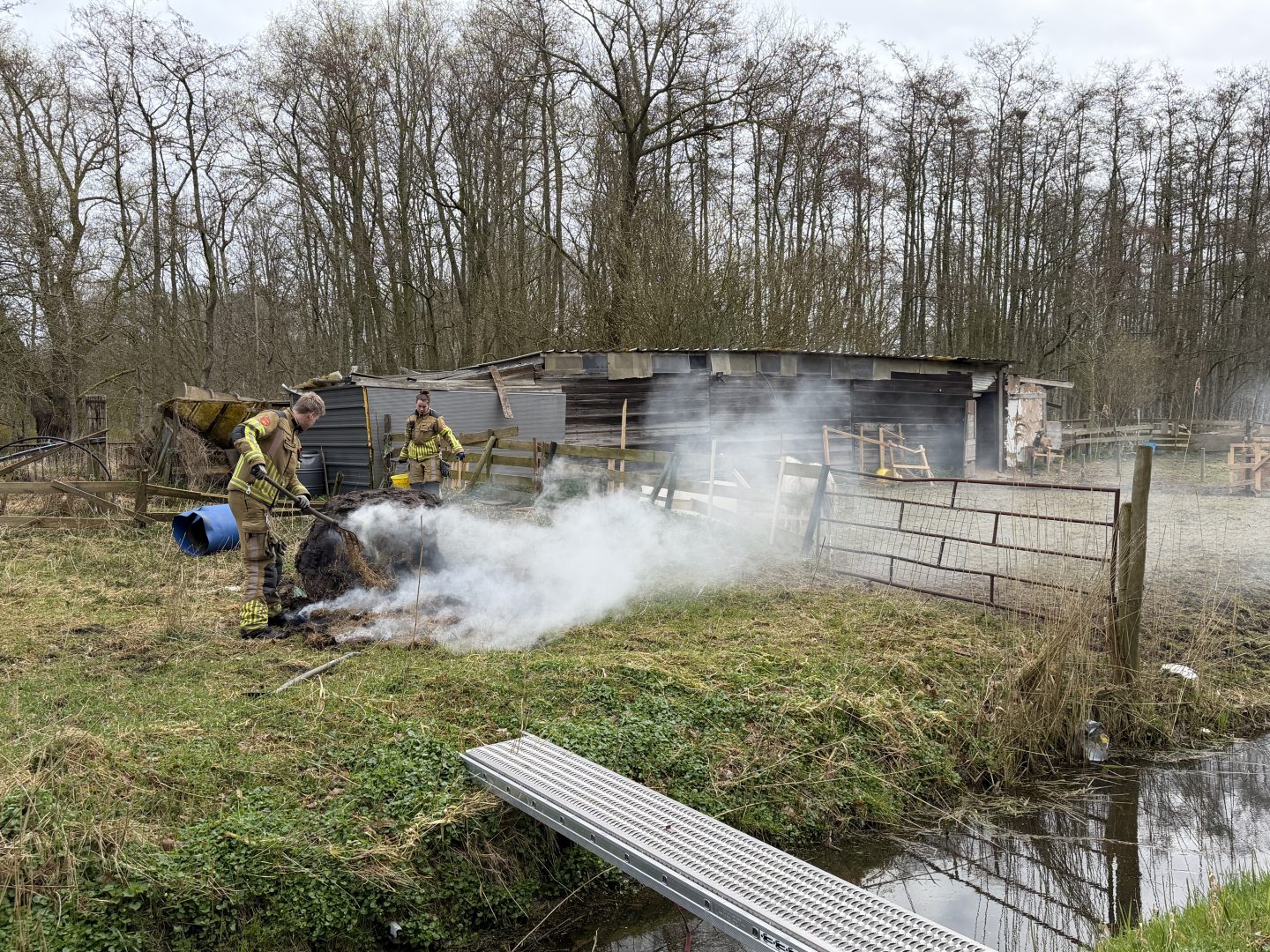 Brandweer blust rokende kuilbult aan Jelsumerbinnenpad
