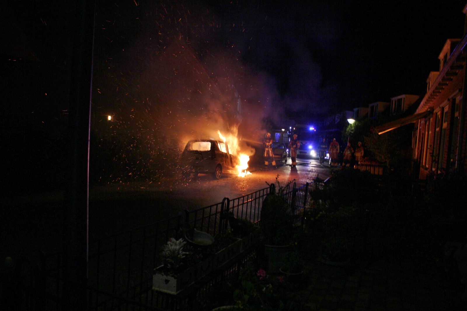 Auto in lichterlaaie in Piet Heinstraat