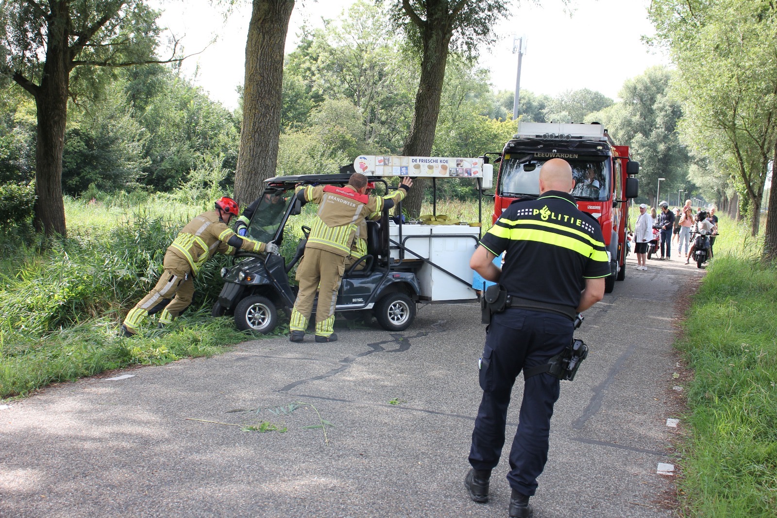 IJscoman met golfkarretje van de weg