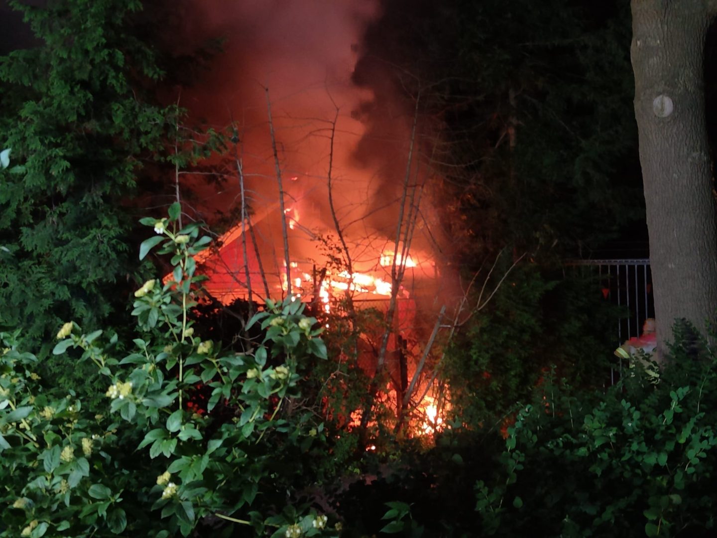 Gebouw van jeu-de-boules vereniging in brand