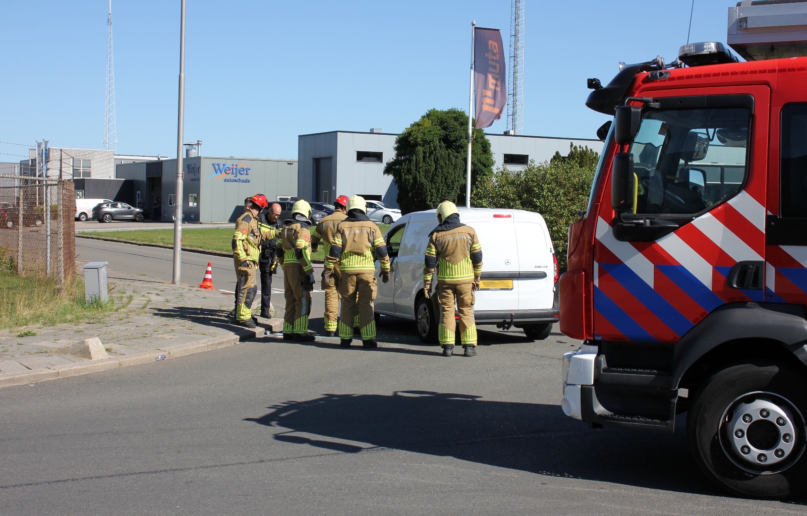 Busje gekanteld na aanrijding op industrieterrein