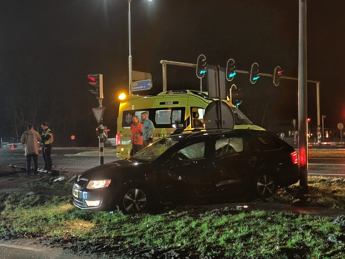 Twee voertuigen flink beschadigd na botsing op kruispunt N355 bij Ryptsjerk