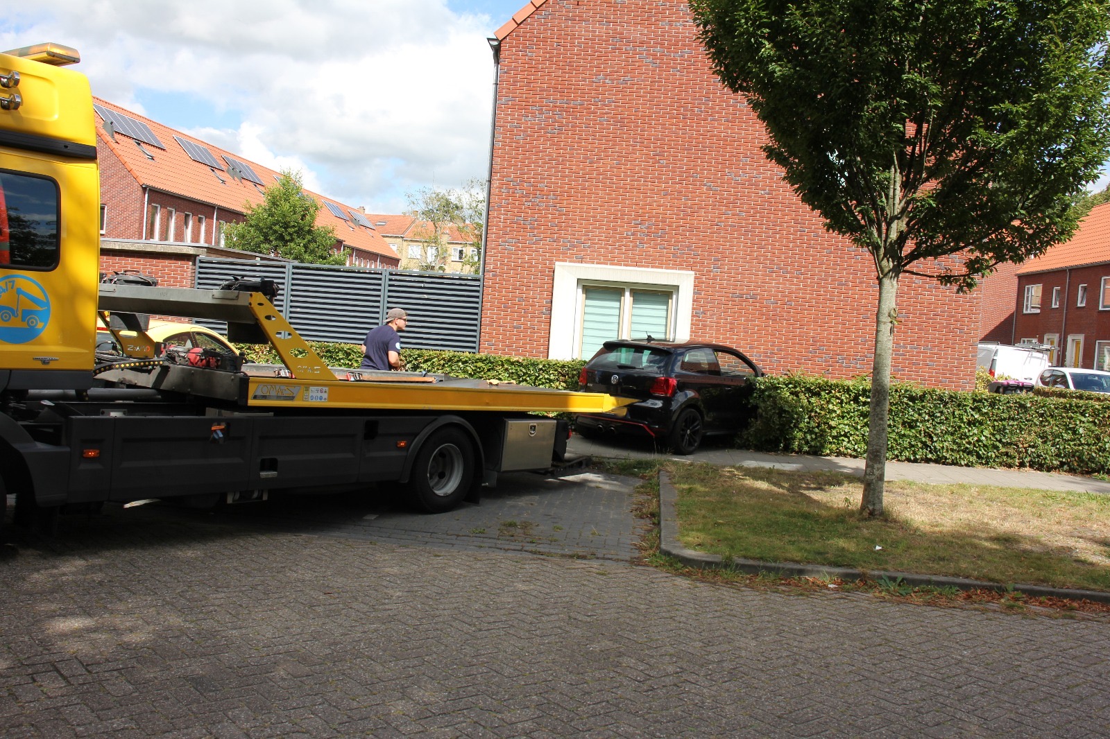 Automobilist onder invloed botst tegen woning