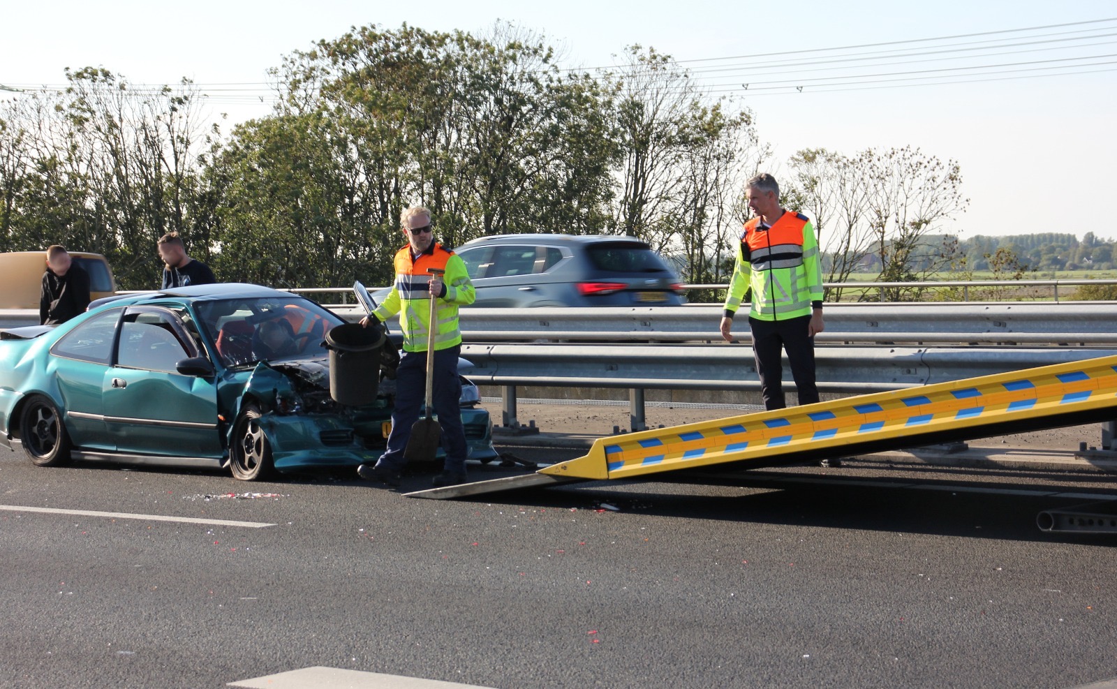 File en flinke schade na ongeval op viaduct Hemriksein N31 bij Leeuwarden