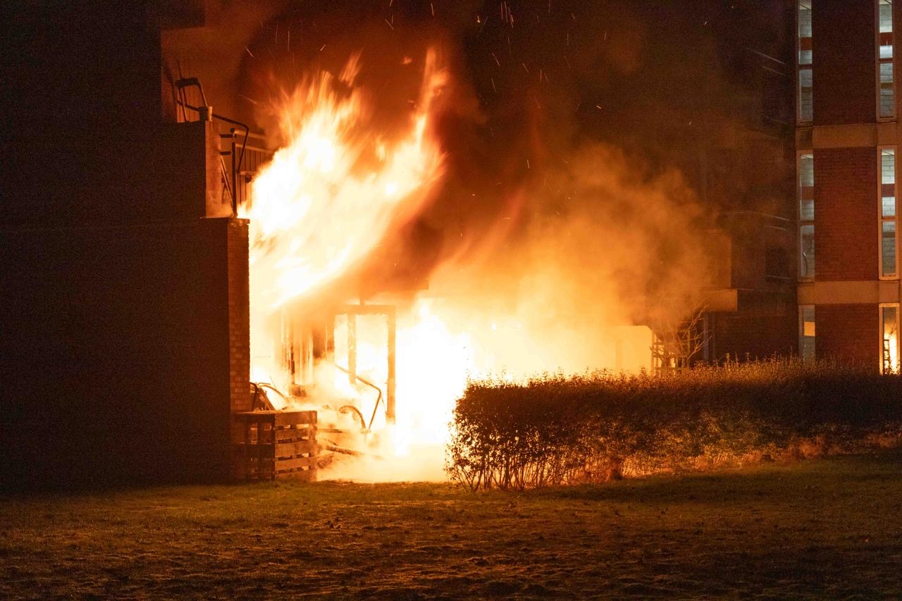 Appartement verwoest door grote brand, meerdere woningen ontruimd