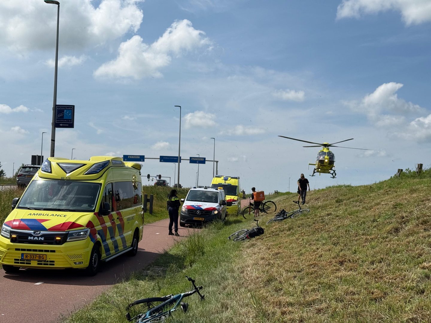 Fietsers met sturen in elkaar; man ernstig gewond