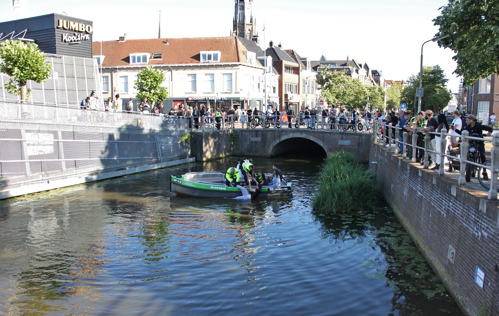 Dronken persoon door politie uit stadsgracht “gered