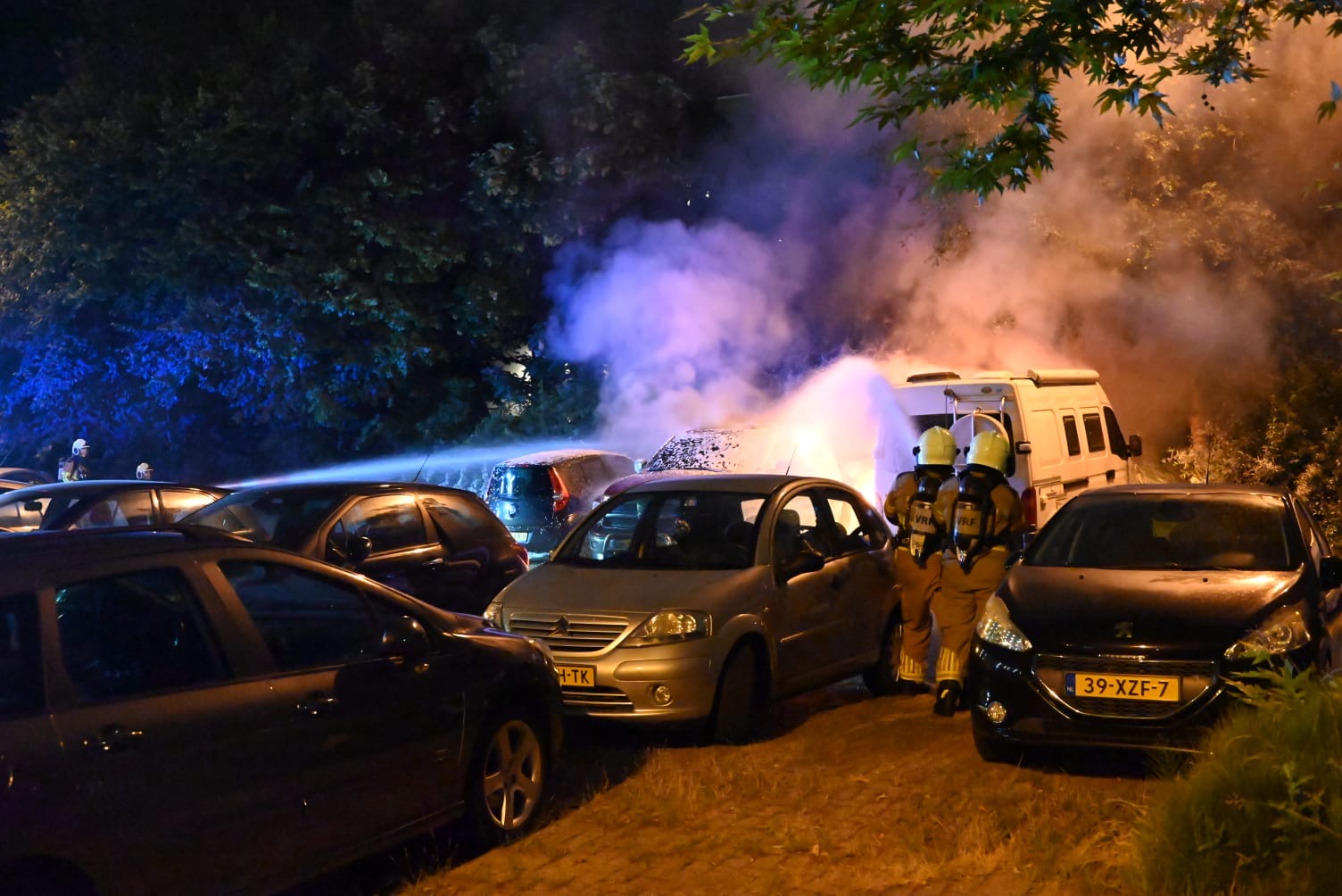 Auto en camper beschadigd door brand