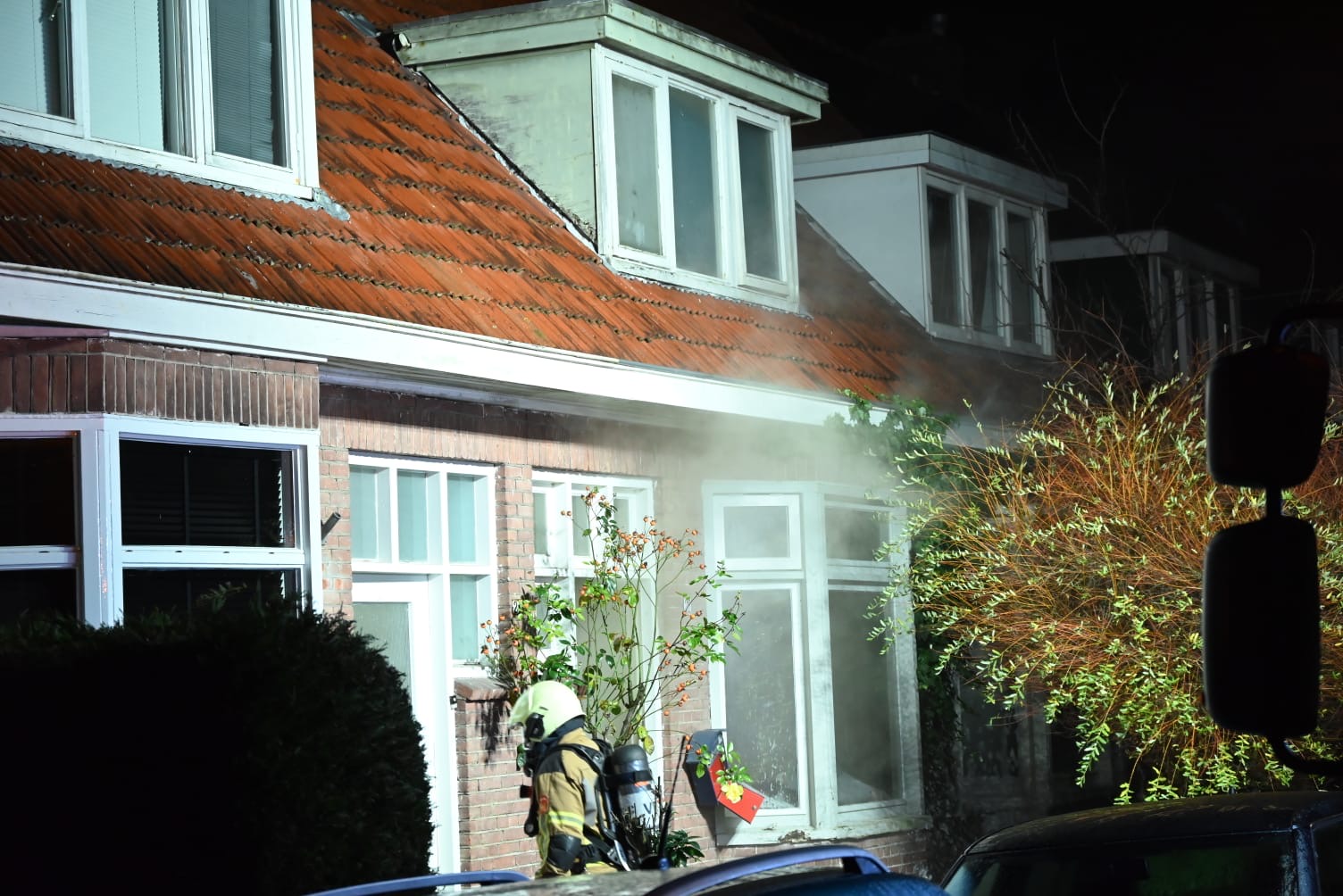 Bewoner gered door politie uit brandend huis